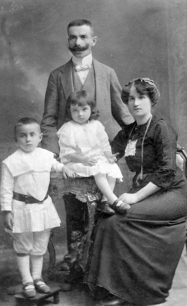 THIS IS ONISIM KOCHIY AND HIS WIFE YULIYA
TSISYK AND THEIR CHILDREN
